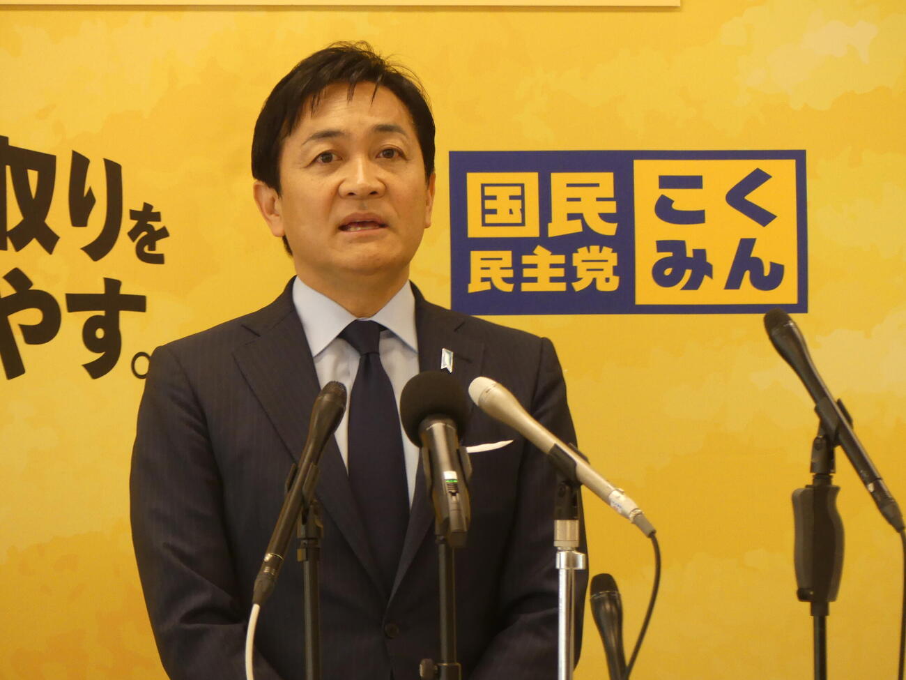衆院選後、初めてとなる定例会見に臨む国民民主党の玉木雄一郎代表