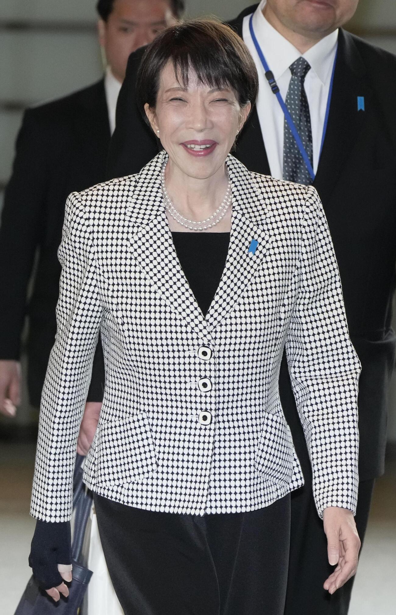 首相官邸に入る高市首相（共同）