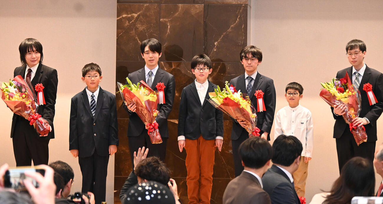将棋の第19回朝日杯将棋オープン戦本戦トーナメント準決勝、決勝の前夜祭に出席した、左から佐藤天彦九段、藤井聡太6冠、伊藤匠2冠、阿部健治郎七段（撮影・松浦隆司）