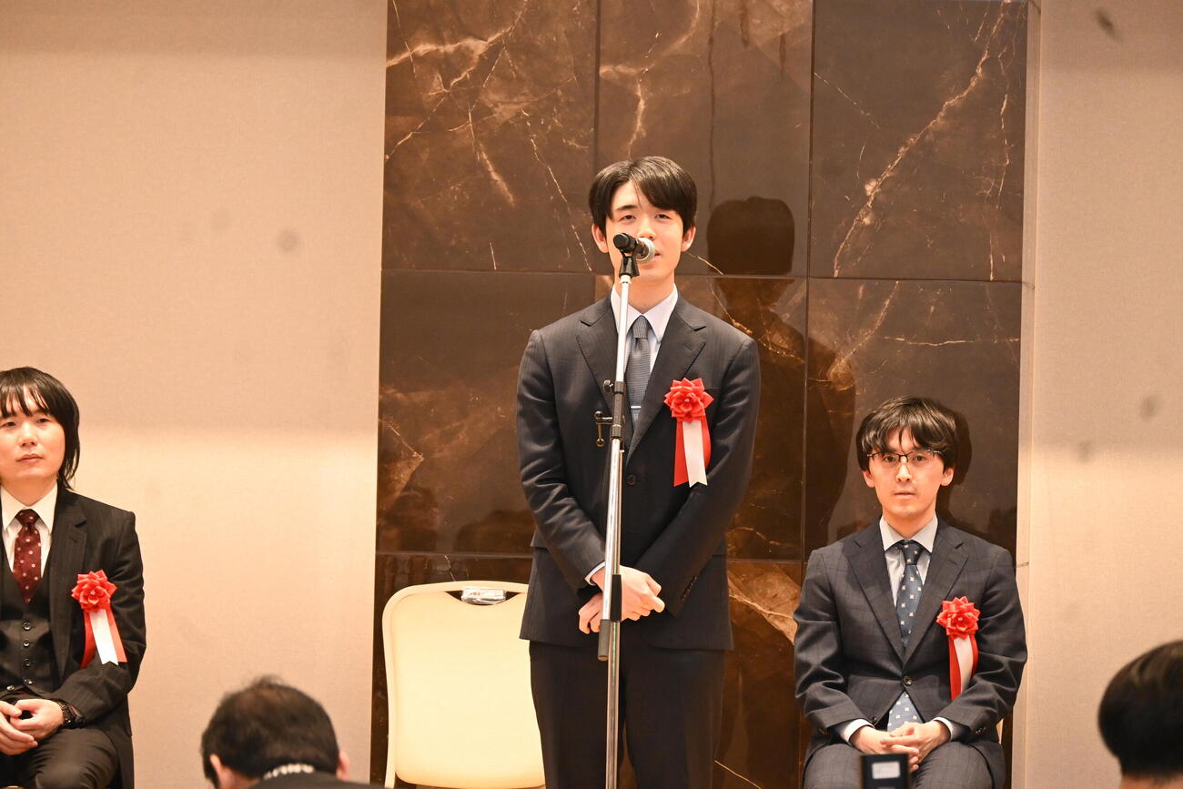 将棋の第19回朝日杯将棋オープン戦本戦トーナメント準決勝、決勝の前夜祭に出席した藤井聡太6冠（撮影・松浦隆司）