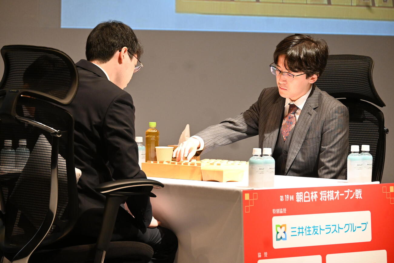 第19回朝日杯将棋オープン戦本戦トーナメント準決勝に臨んだ伊藤匠2冠（右）阿部健治郎七段（撮影・松浦隆司）