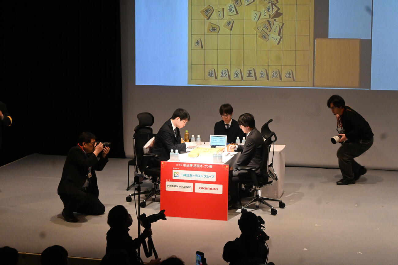第19回朝日杯将棋オープン戦本戦トーナメント準決勝に臨んだ伊藤匠2冠（右）阿部健治郎七段（撮影・松浦隆司）