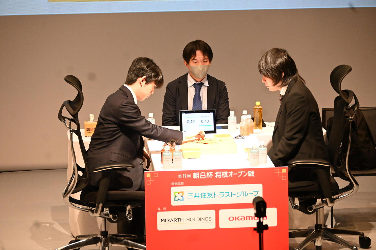 第19回朝日杯将棋オープン戦本戦トーナメント準決勝に臨んだ藤井聡太6冠（左）佐藤天彦九段（撮影・松浦隆司）