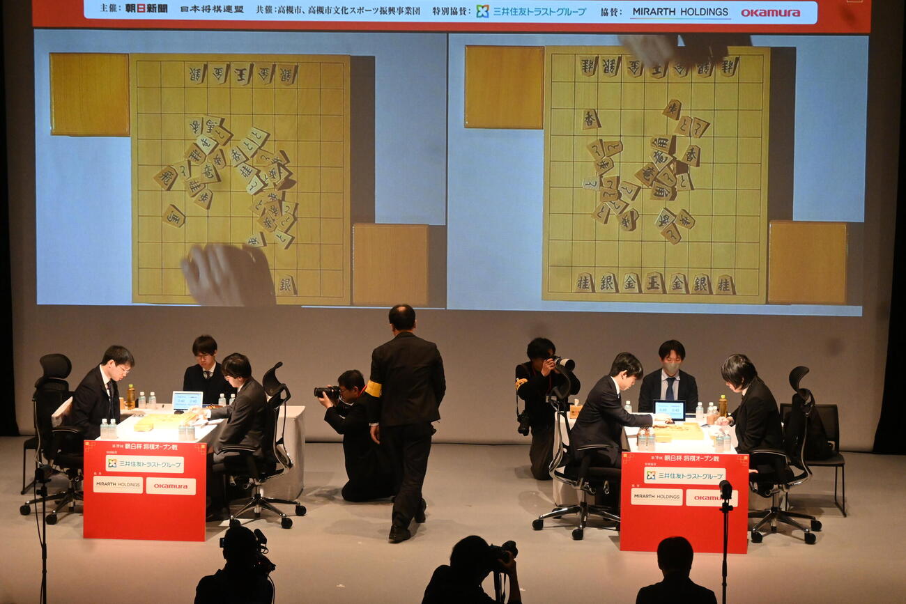 第19回朝日杯将棋オープン戦本戦トーナメント準決勝に臨んだ左から阿部健治郎七段、伊藤匠2冠、藤井聡太6冠、佐藤天彦九段（撮影・松浦隆司）