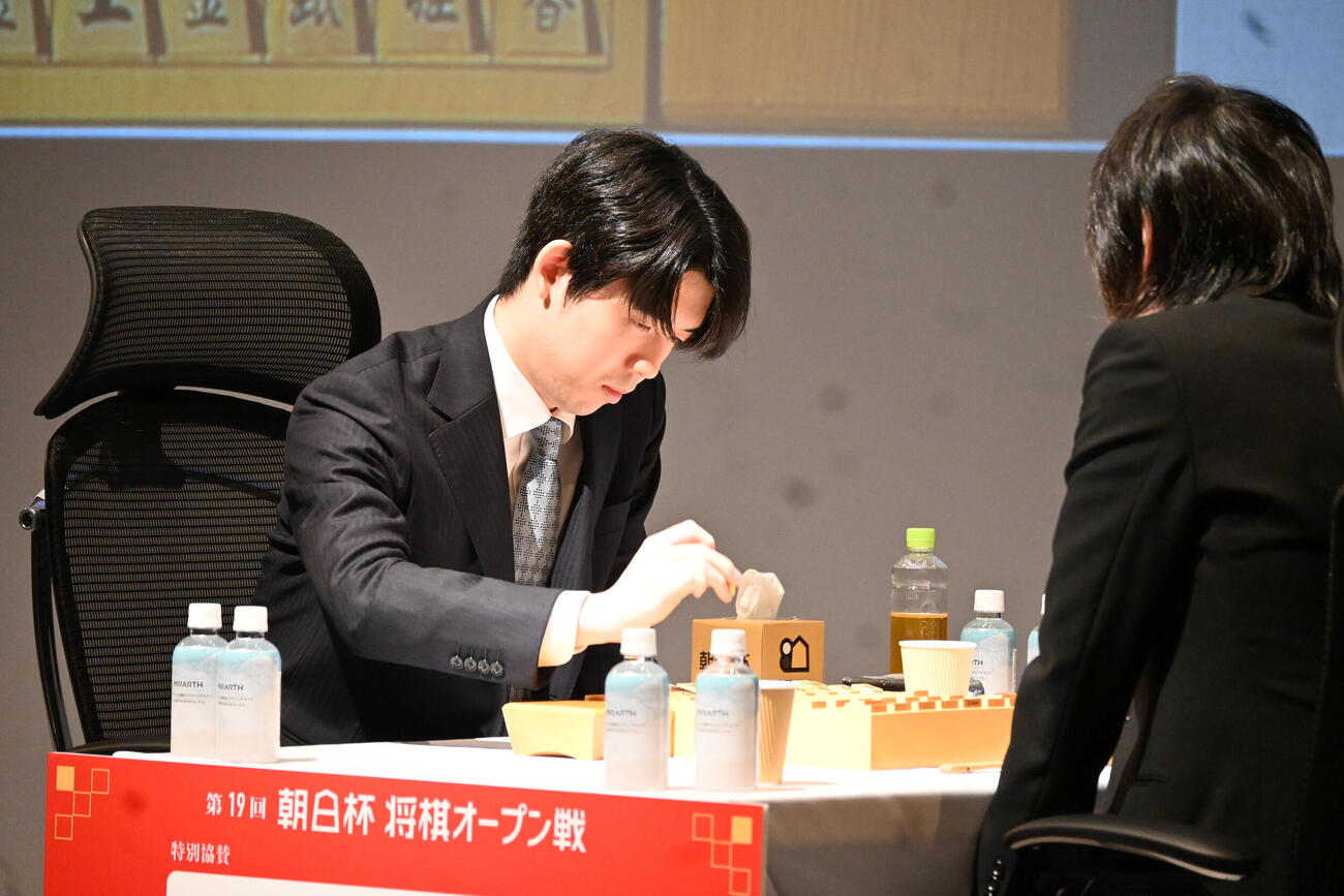 第19回朝日杯将棋オープン戦本戦トーナメント準決勝に臨んだ藤井聡太6冠（左）佐藤天彦九段（撮影・松浦隆司）