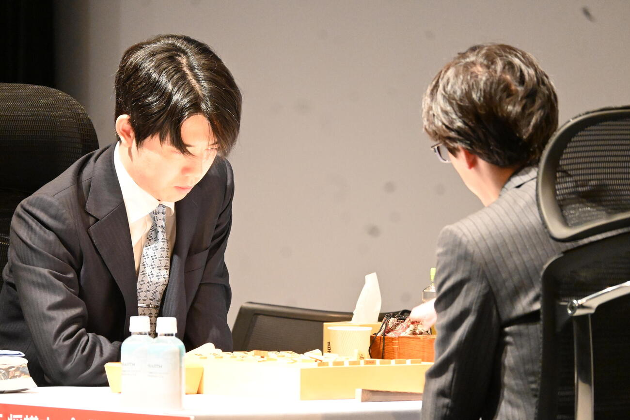 朝日杯決勝に臨んだ藤井聡太6冠(左）伊藤匠2冠（撮影・松浦隆司）