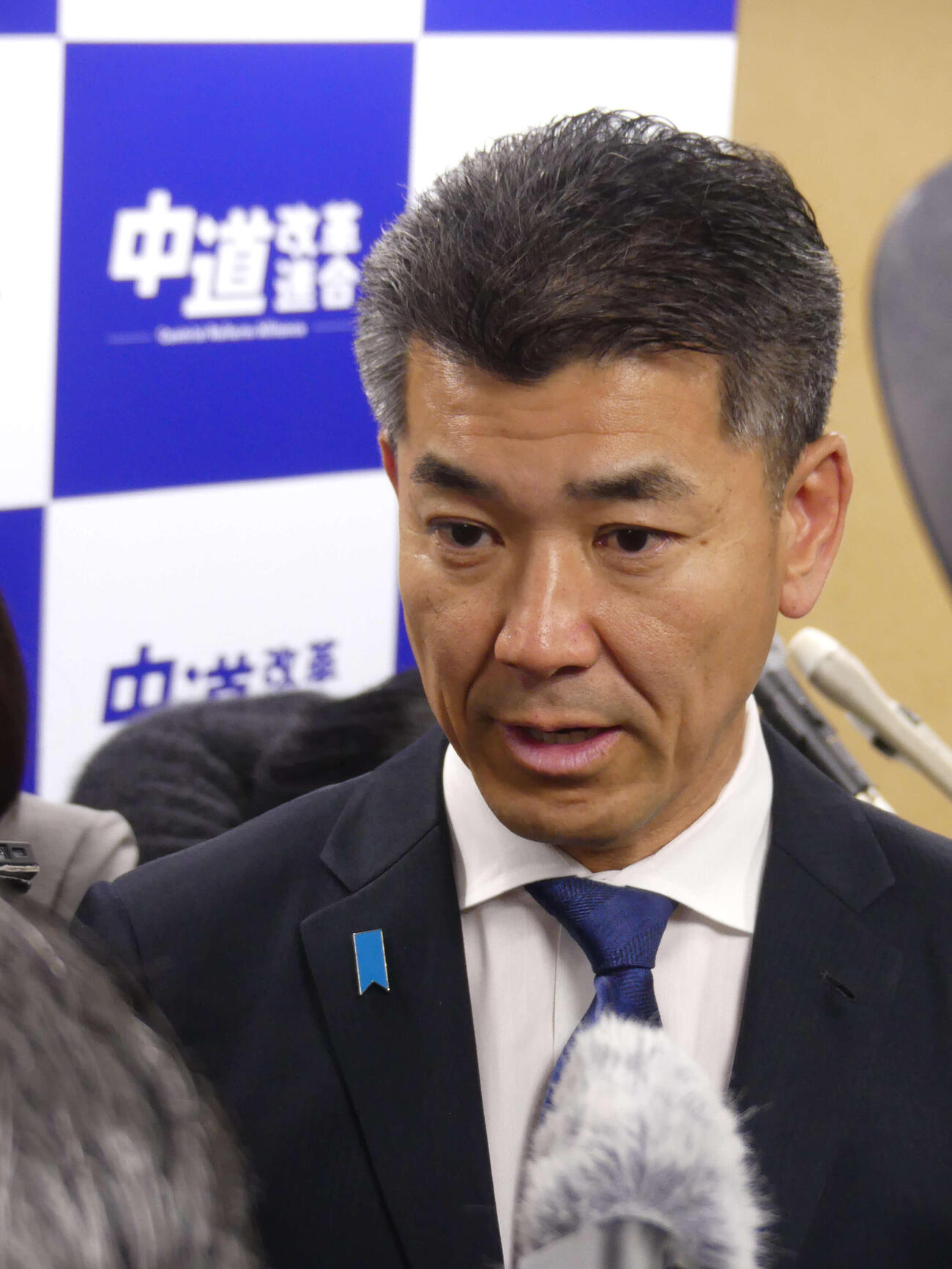 中道改革連合の代表選に立候補しない意向を報道陣に表明する泉健太氏（撮影・中山知子）