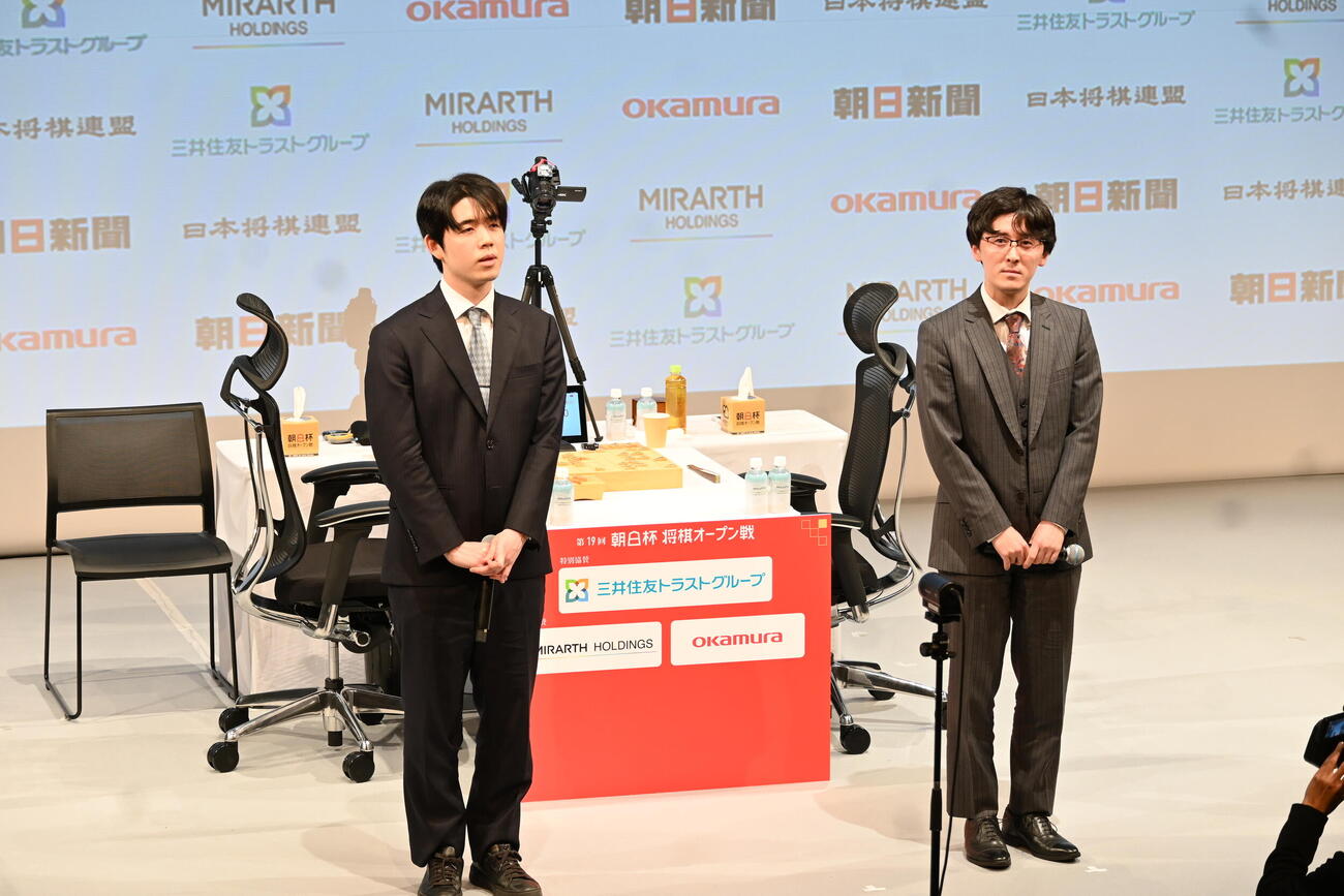 朝日杯決勝の終局後、インタビューに応じる藤井聡太6冠（左）伊藤匠2冠（撮影・松浦隆司）