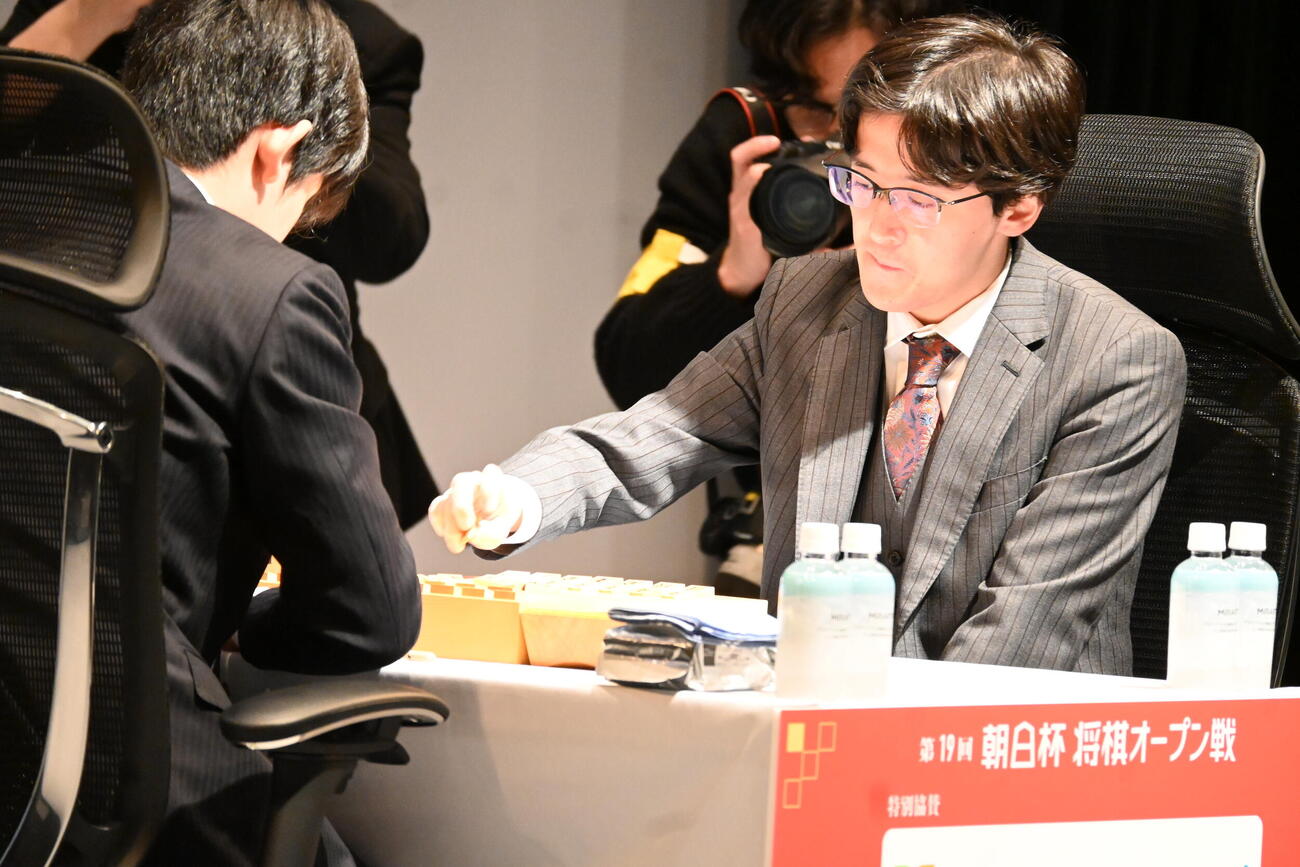 朝日杯決勝に臨んだ藤井聡太6冠（左）伊藤匠2冠（撮影・松浦隆司）