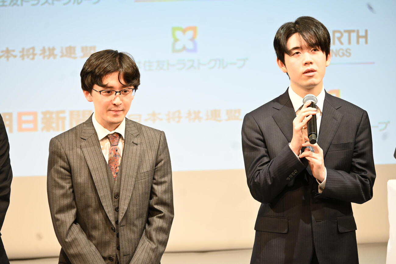 終局後、インタビューに応じる藤井聡太6冠(右）伊藤匠2冠（撮影・松浦隆司）