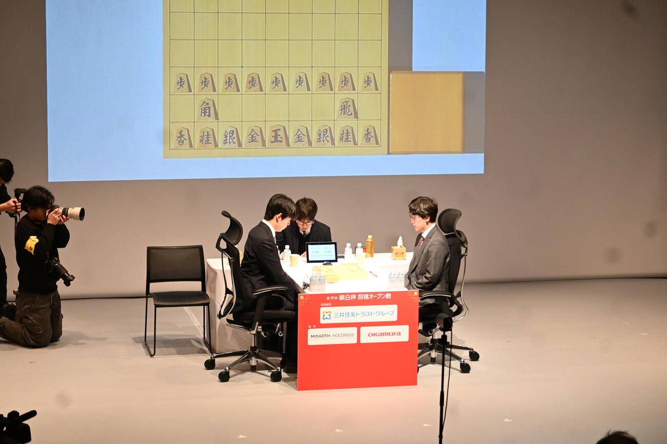 朝日杯決勝に臨んだ藤井聡太6冠(左）伊藤匠2冠（撮影・松浦隆司）