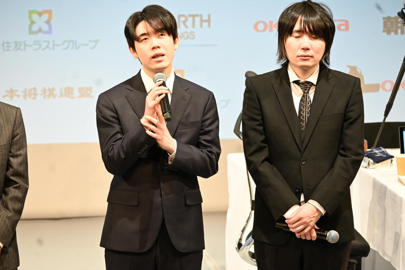 終局後、インタビューに応じる藤井聡太6冠(左）佐藤天彦九段（撮影・松浦隆司）