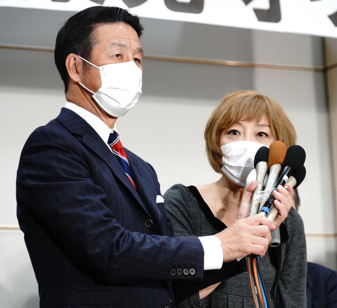 米山隆一氏と妻の室井佑月氏（2021年撮影）