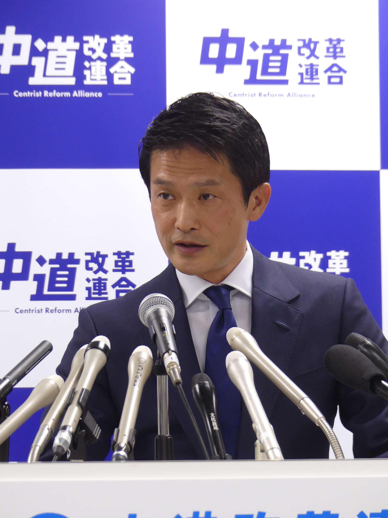 中道改革連合代表選の共同会見で記者の質問に答える小川淳也氏（撮影・中山知子）
