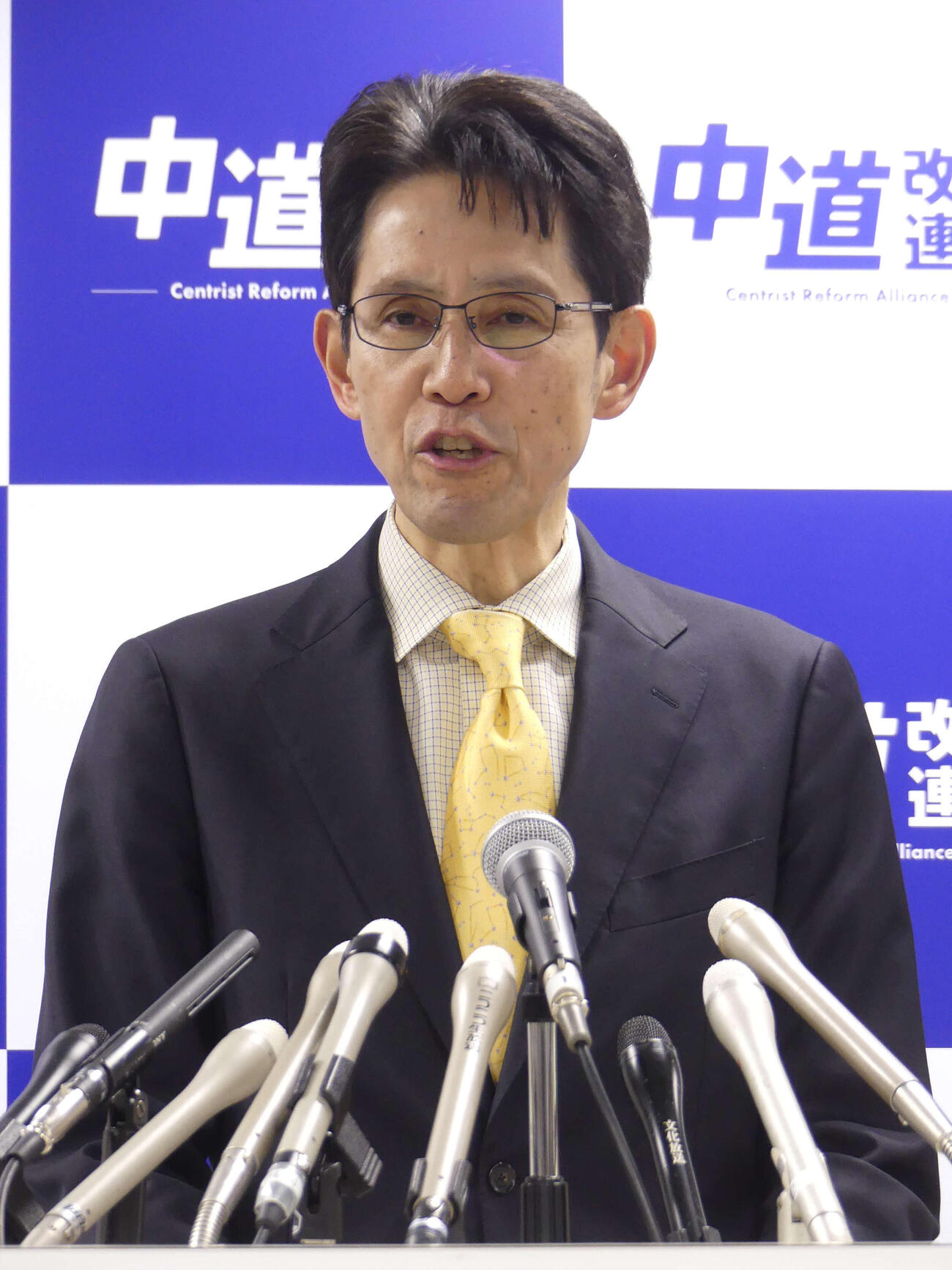 中道改革連合代表選の共同会見で記者の質問に答える階猛氏（撮影・中山知子）