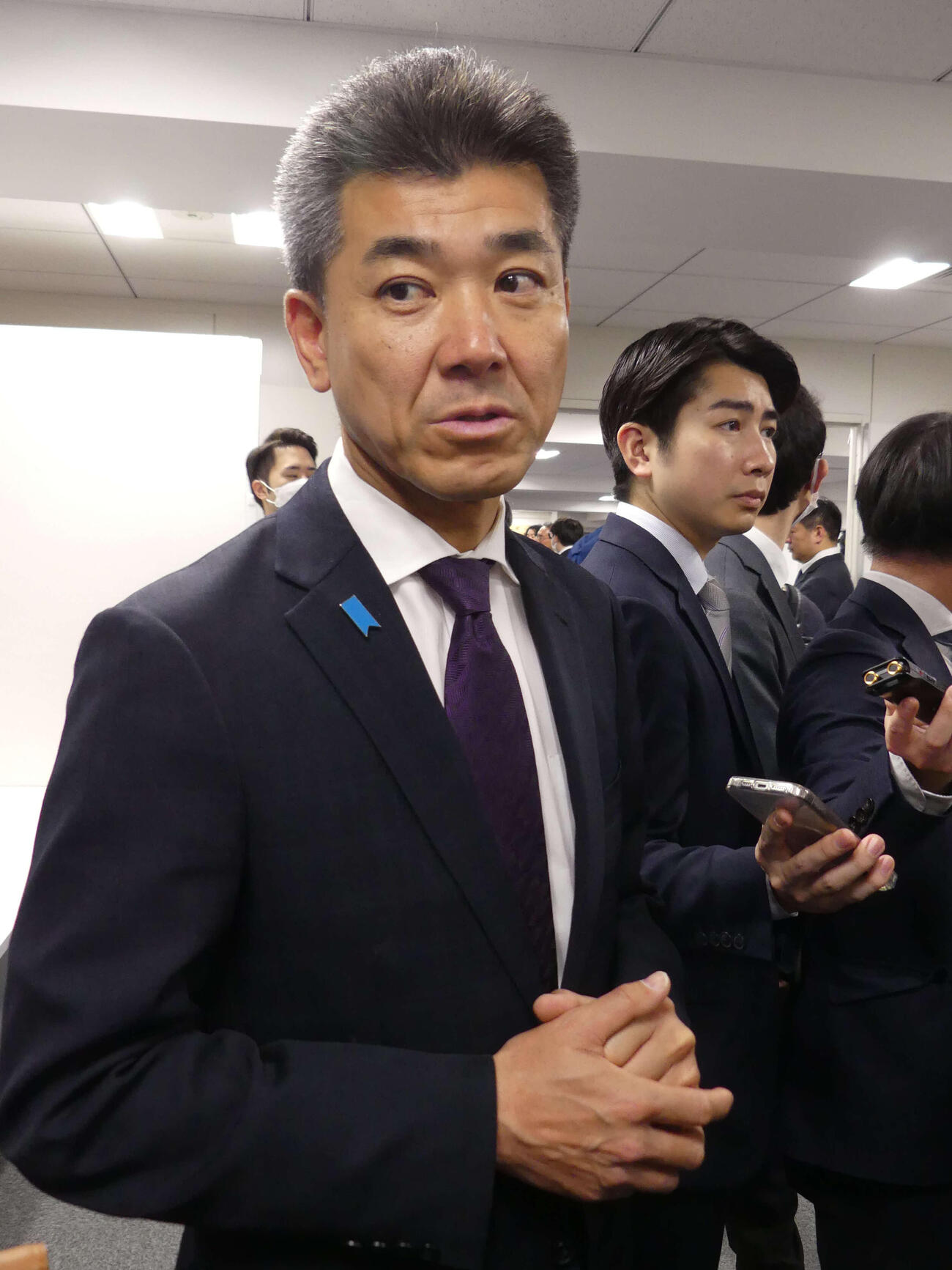 中道改革連合の代表選後、取材に応じる泉健太氏（撮影・中山知子）
