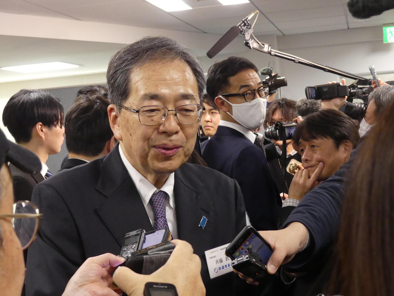 代表選挙後、取材に応じる中道改革連合の斉藤鉄夫前共同代表（撮影・中山知子）