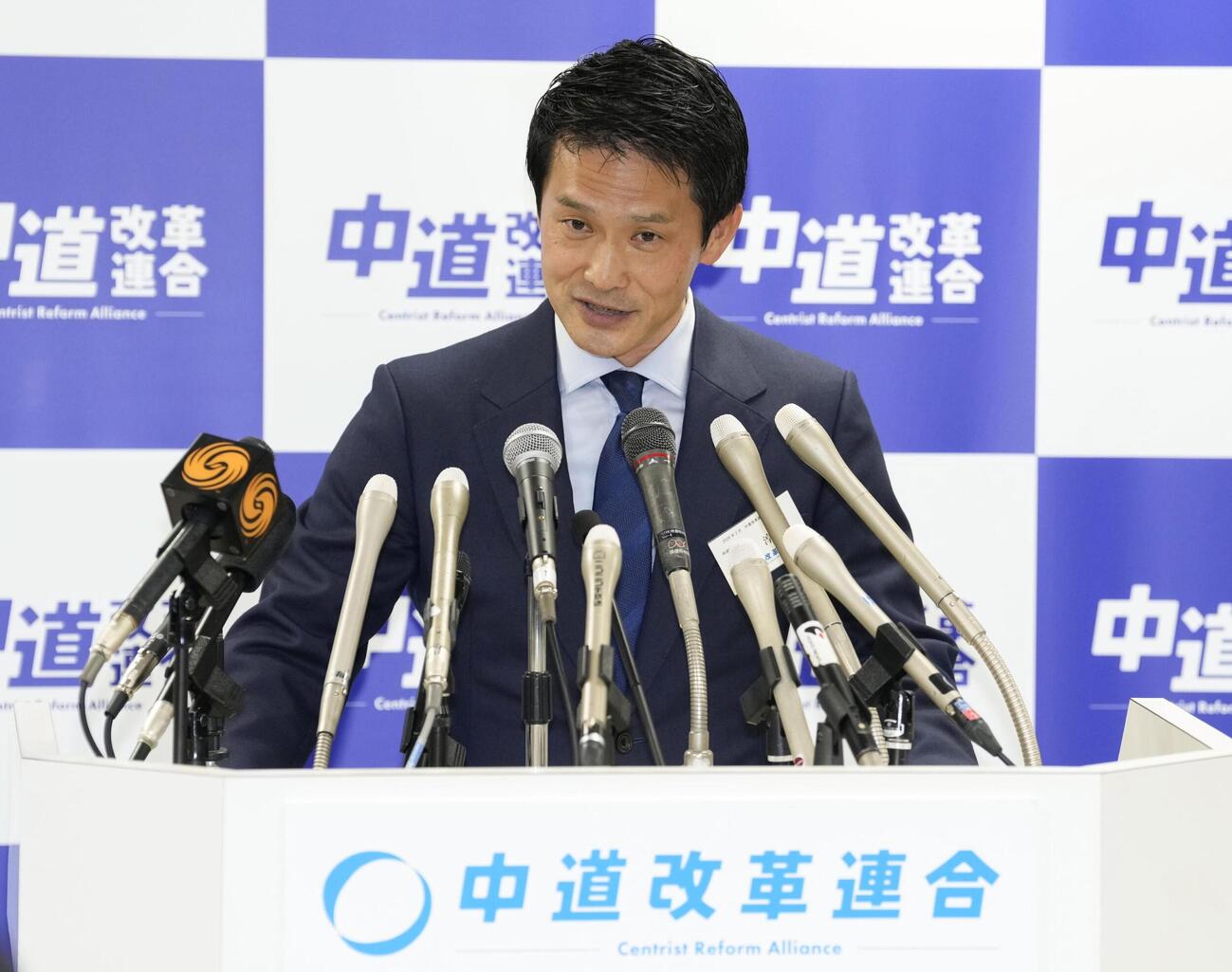 中道改革連合の新代表に選出され、あいさつする小川淳也氏（共同）