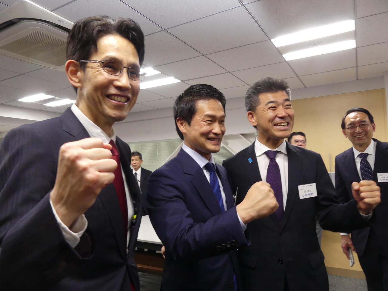 中道代表選に勝利した小川淳也氏（中央）とガッツポーズを取る階猛氏（左）と泉健太氏（撮影・中山知子）