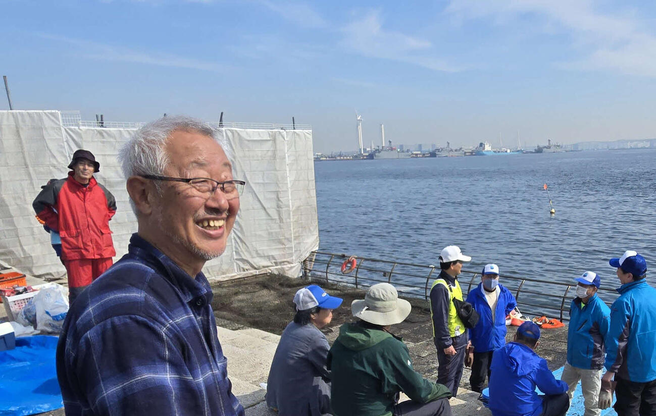 横浜港でワカメ養殖イベントを育てた木村尚さん（撮影・寺沢卓）