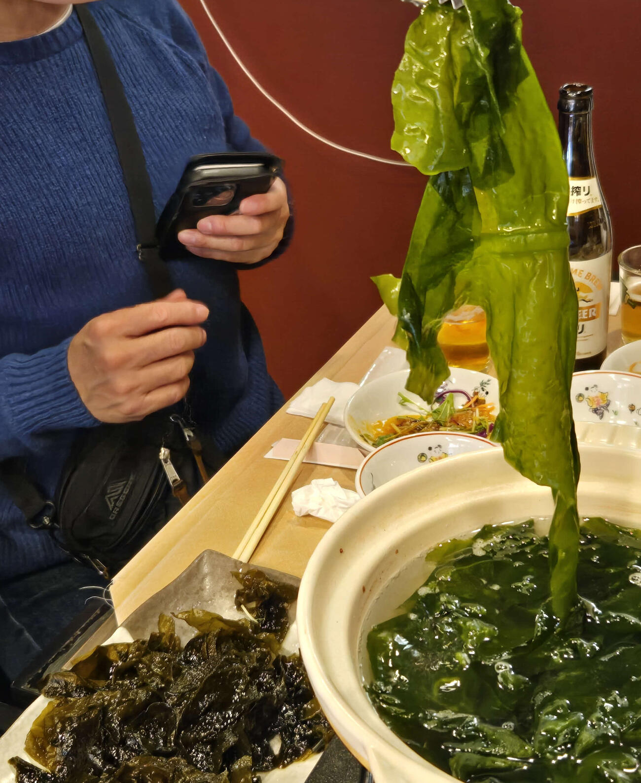 獲れたてのワカメをしゃぶしゃぶ。鍋にくぐらせた瞬間に鮮やかなグリーンに（撮影・寺沢卓）