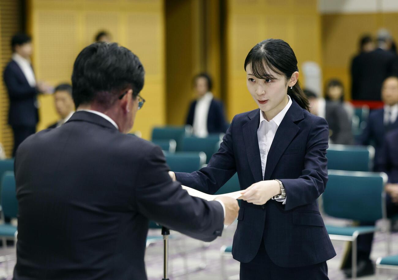 第51回衆院選比例代表の当選証書を受け取る自民党の村木汀氏（共同）
