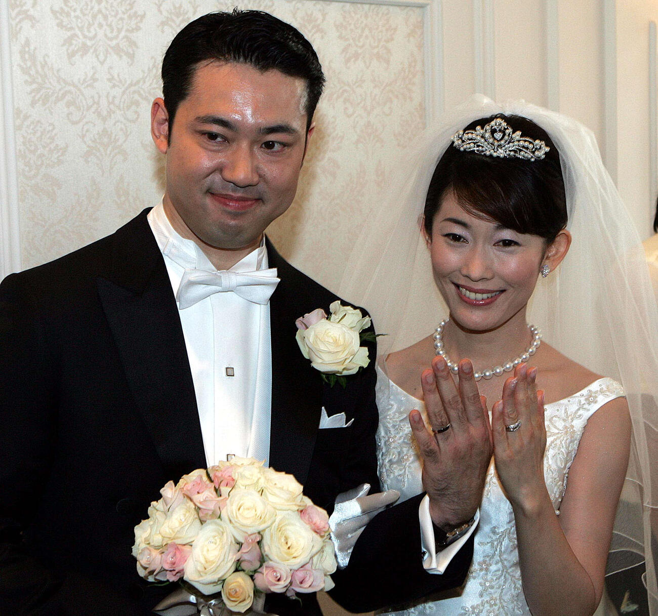 結婚指輪を披露する大塚拓衆院議員と丸川珠代参院議員（08年6月撮影）