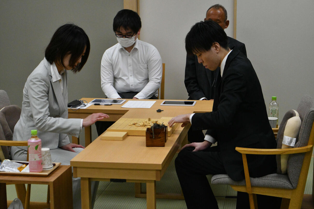 福間香奈女流5冠（左）は黒星発進で迎えた第2局で片山史龍四段（右）と対戦