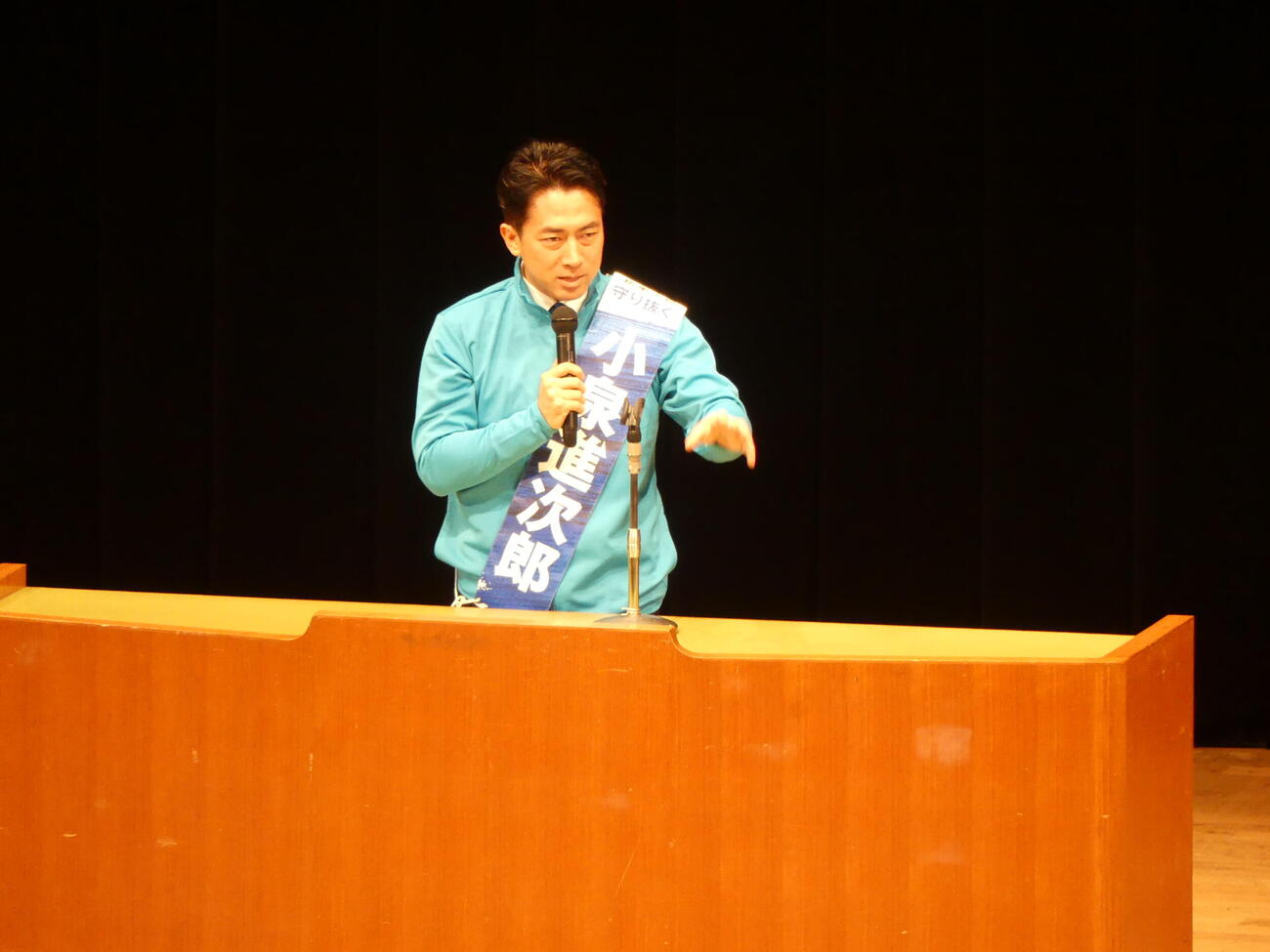衆院選期間中、最初で最後の地元入りとなり、個人演説会で支持を訴える小泉進次郎防衛相（2026年2月撮影）