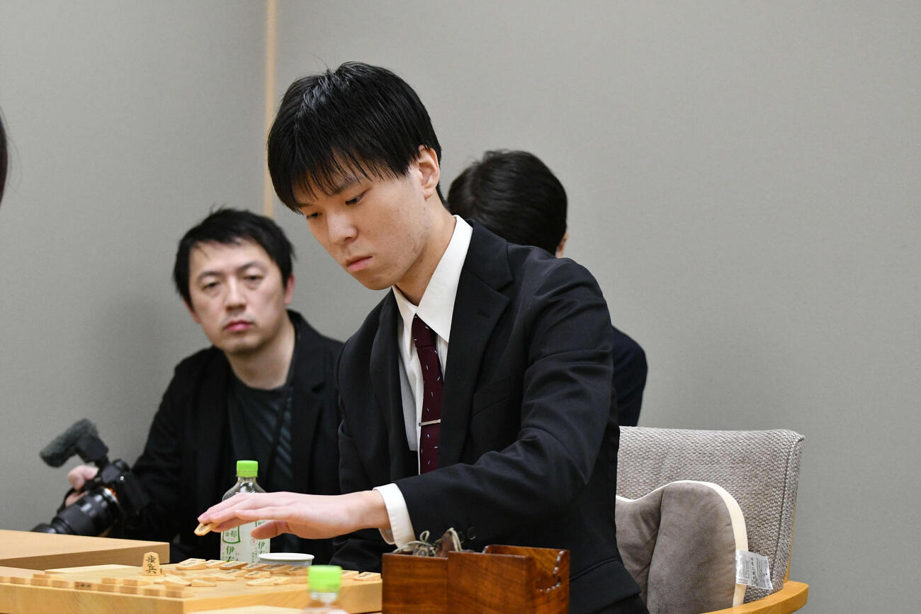 編入試験第2局で福間香奈女流5冠と対戦する片山史龍四段