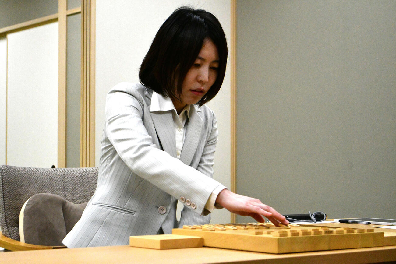 編入試験第2局で初手を指す福間香奈女流5冠