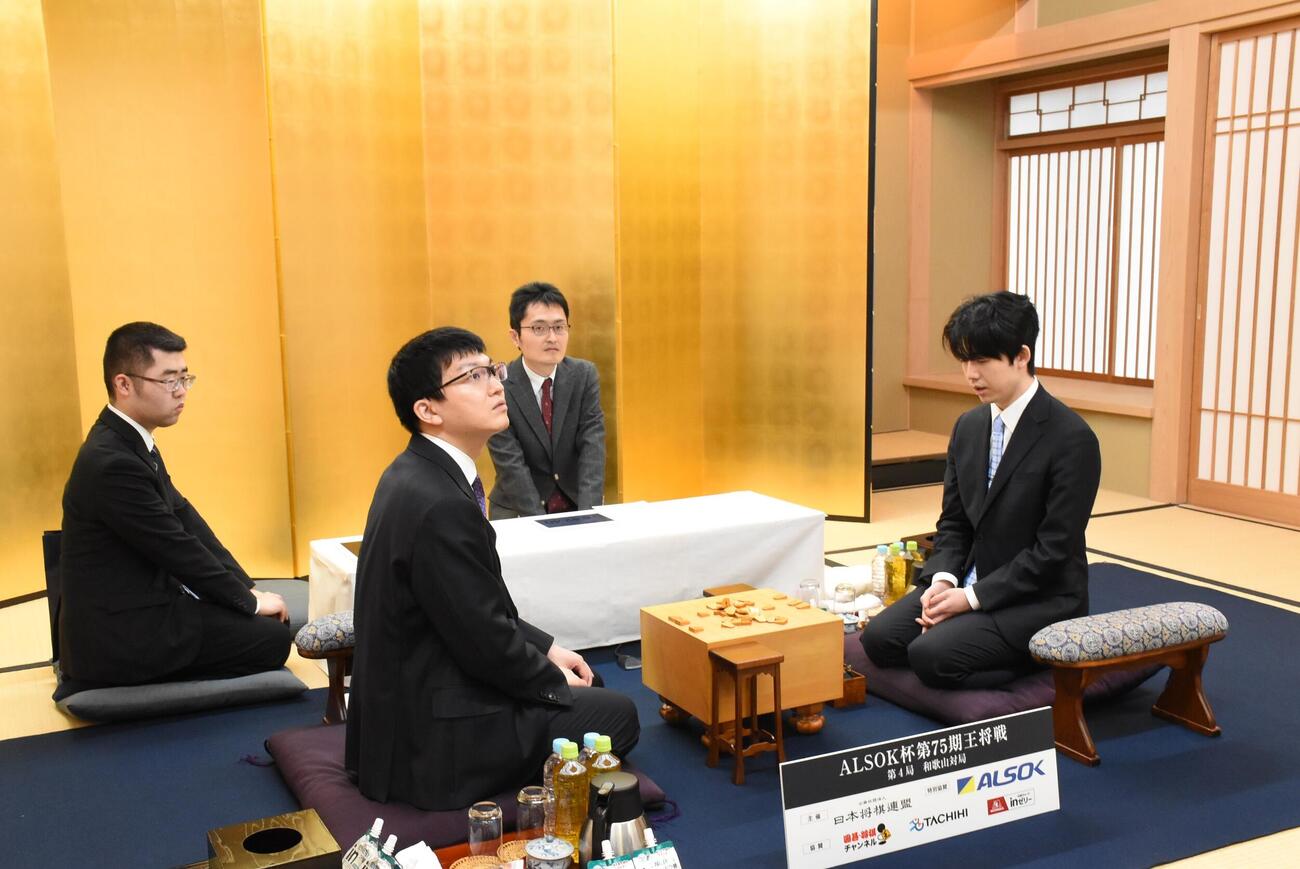 前日検分に望んだ藤井聡太王将（右）永瀬拓矢九段（撮影・松浦隆司）