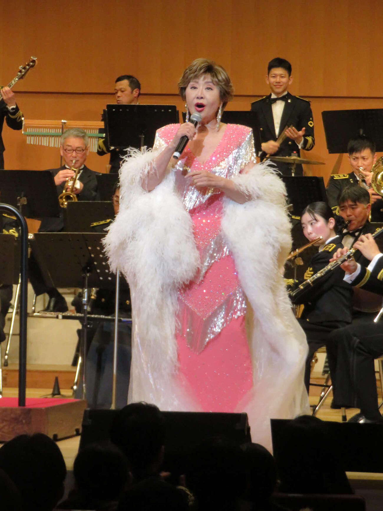海上自衛隊舞鶴音楽隊の演奏で熱唱する小林幸子
