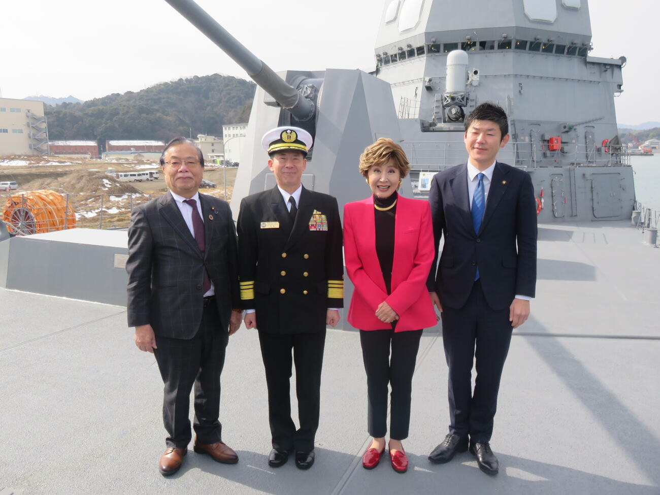 護衛艦ふゆづきの甲板で記念撮影する、左から谷公一衆議院議員、西脇匡史舞鶴地方総監、小林幸子、鴨田秋津舞鶴市長