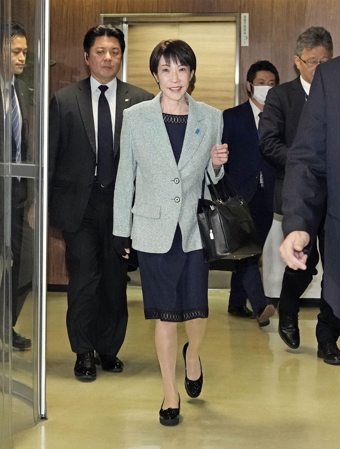 自民党役員会に向かう高市首相（共同）