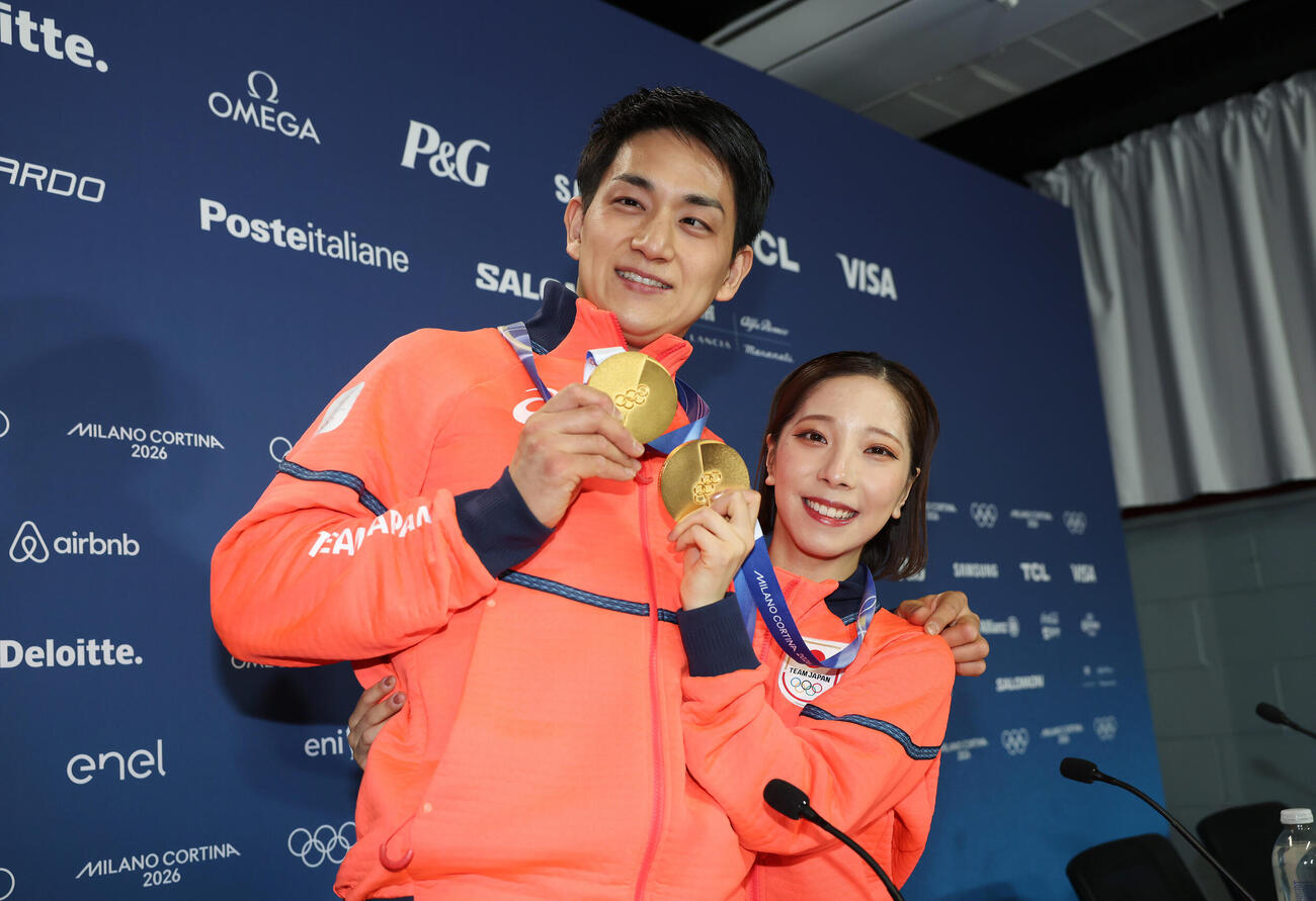 会見を終え金メダルを手に笑顔で写真に納まる三浦（右）、木原組（撮影・前田充）