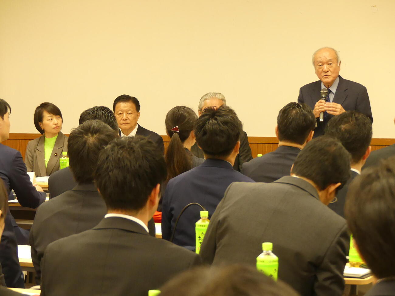 衆院選で初当選した自民党の新人議員66人の研修会であいさつする鈴木俊一幹事長（右）（撮影・中山知子）