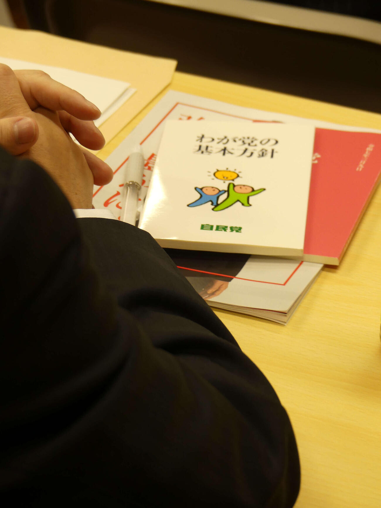 研修会に出席した自民党新人議員の手元には「わが党の基本方針」の小冊子が置かれていた（撮影・中山知子）
