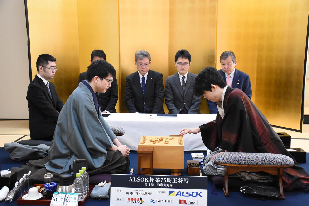 王将戦7番勝負第4局に臨んだ藤井聡太王将（右）永瀬拓矢九段（日本将棋連盟提供）