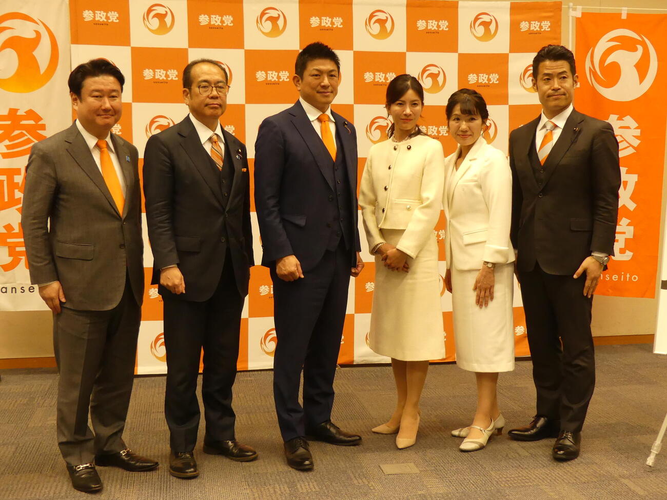 記者会見後、写真撮影に応じる左から参政党の和田政宗衆院国対委員長、安藤裕幹事長、神谷宗幣代表、吉川里奈副代表、豊田真由子政調会長、最上佳則東京都議）