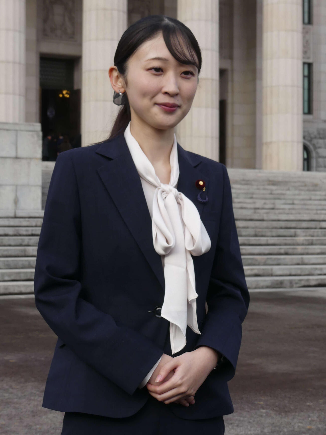 初登院し、報道陣の取材に応じる自民党の村木汀衆院議員（撮影・中山知子）