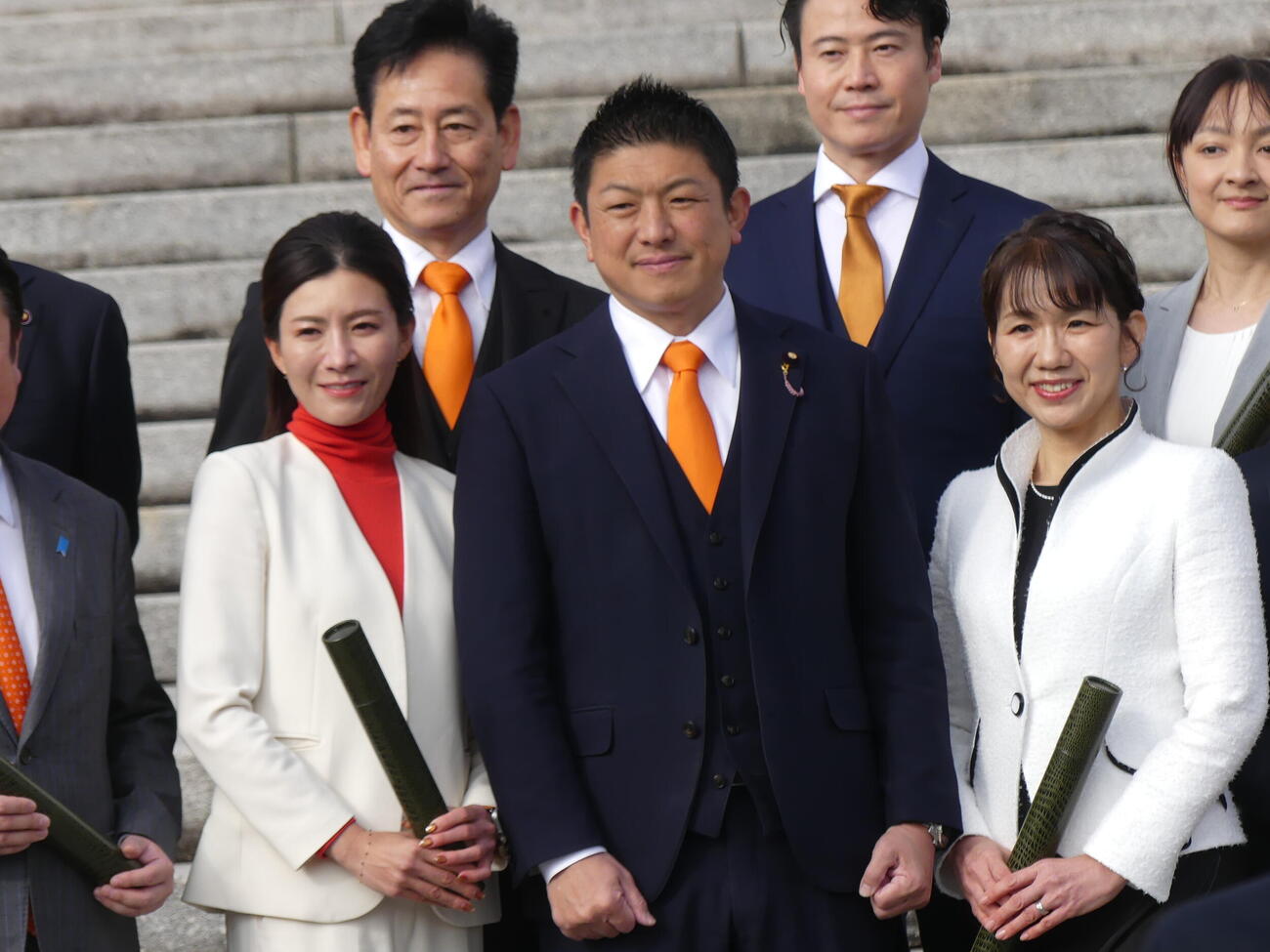 9年ぶりに国政復帰し、神谷宗幣代表（中央）ら党所属議員と記念撮影を行う参政党の豊田真由子氏（撮影・中山知子）