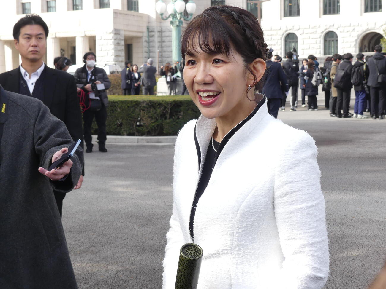 9年ぶりに国政復帰し、初登院時に取材に応じる参政党の豊田真由子氏（撮影・中山知子）