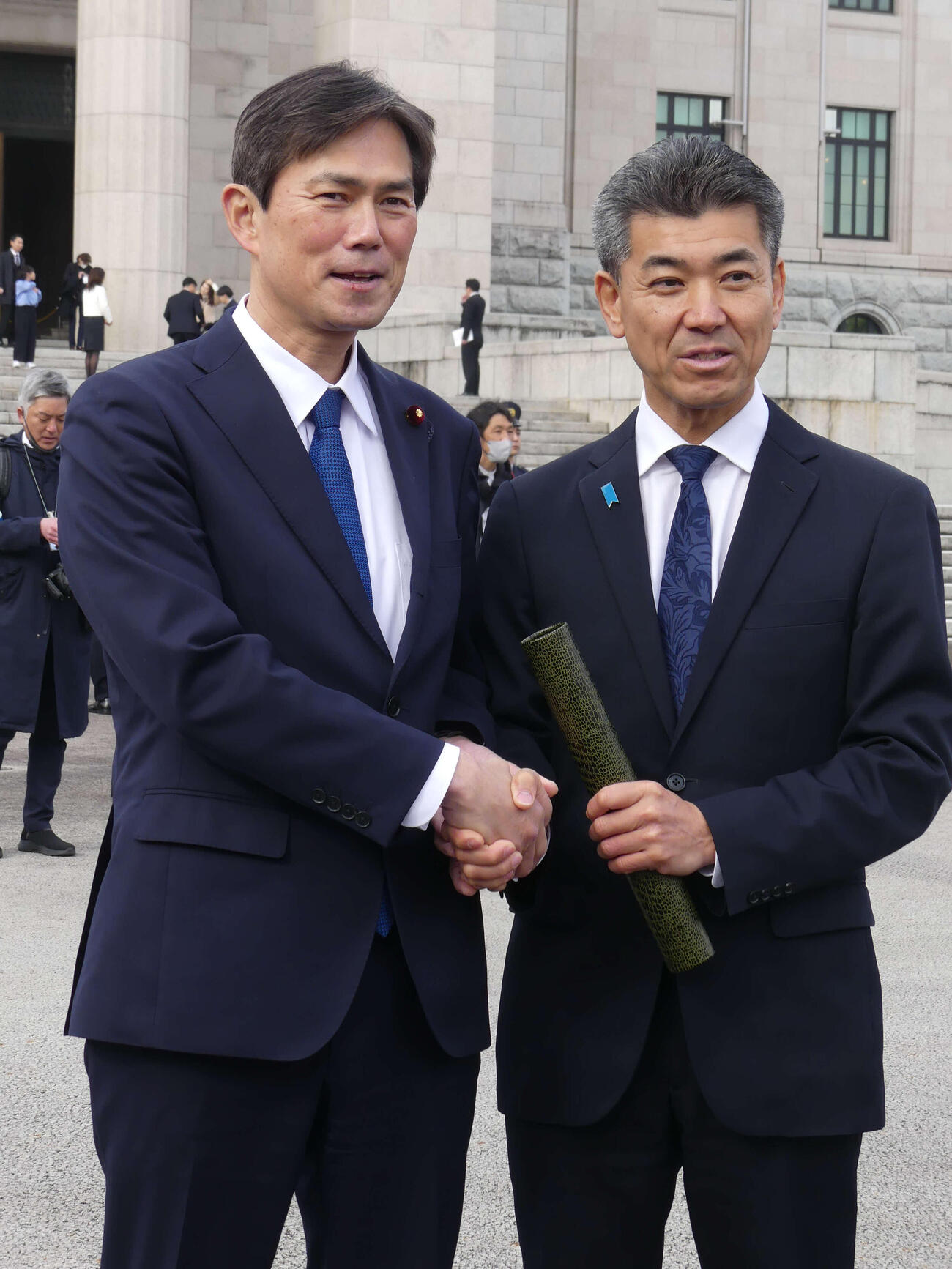 中道改革連合の後藤祐一衆院議員（左）と握手をかわす泉健太衆院議員（撮影・中山知子）