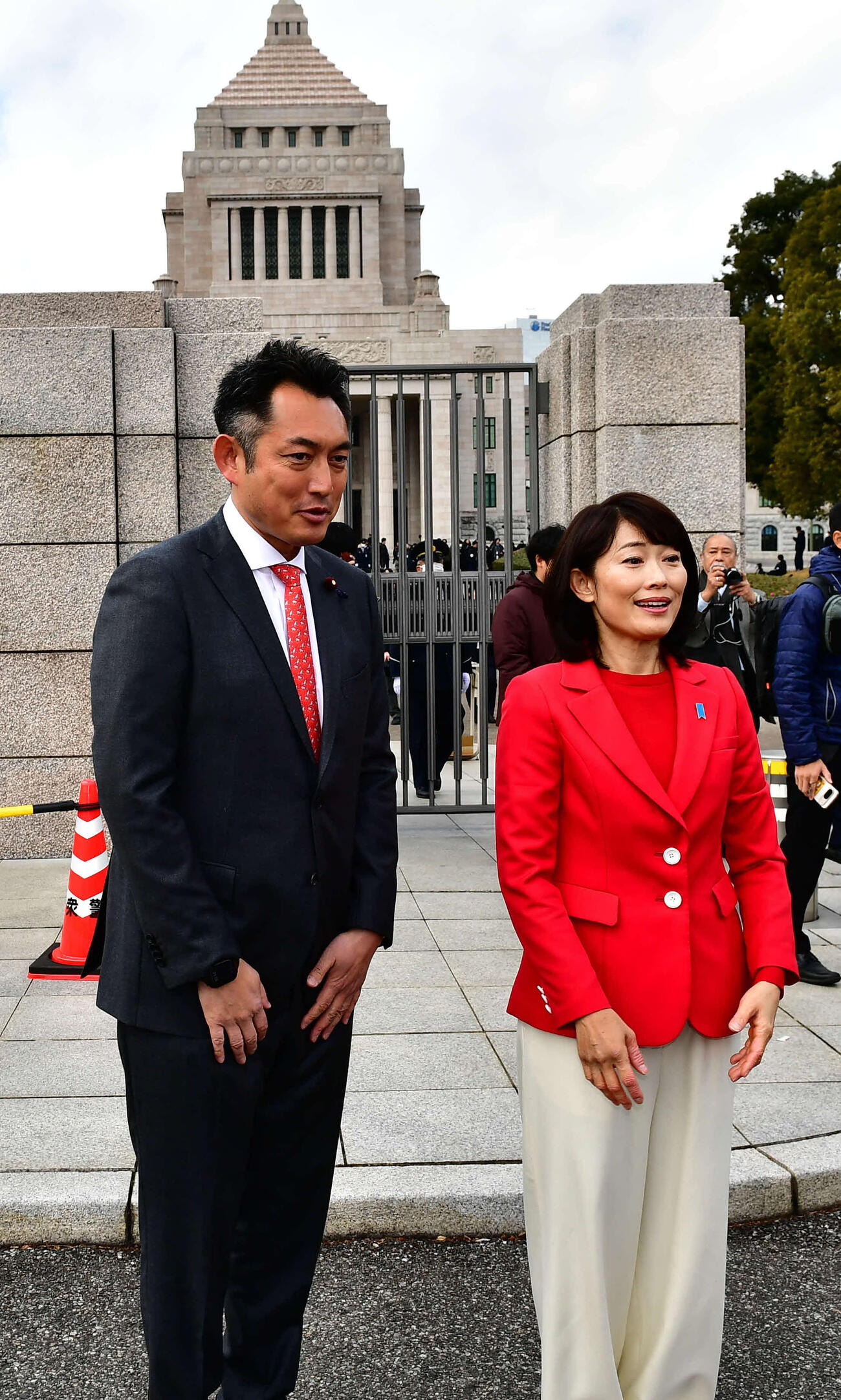 国会議事堂に初登院し、テレ朝時代の先輩でもある丸川珠代氏にあいさつした川松真一朗氏（左）（撮影・松尾幸之介）