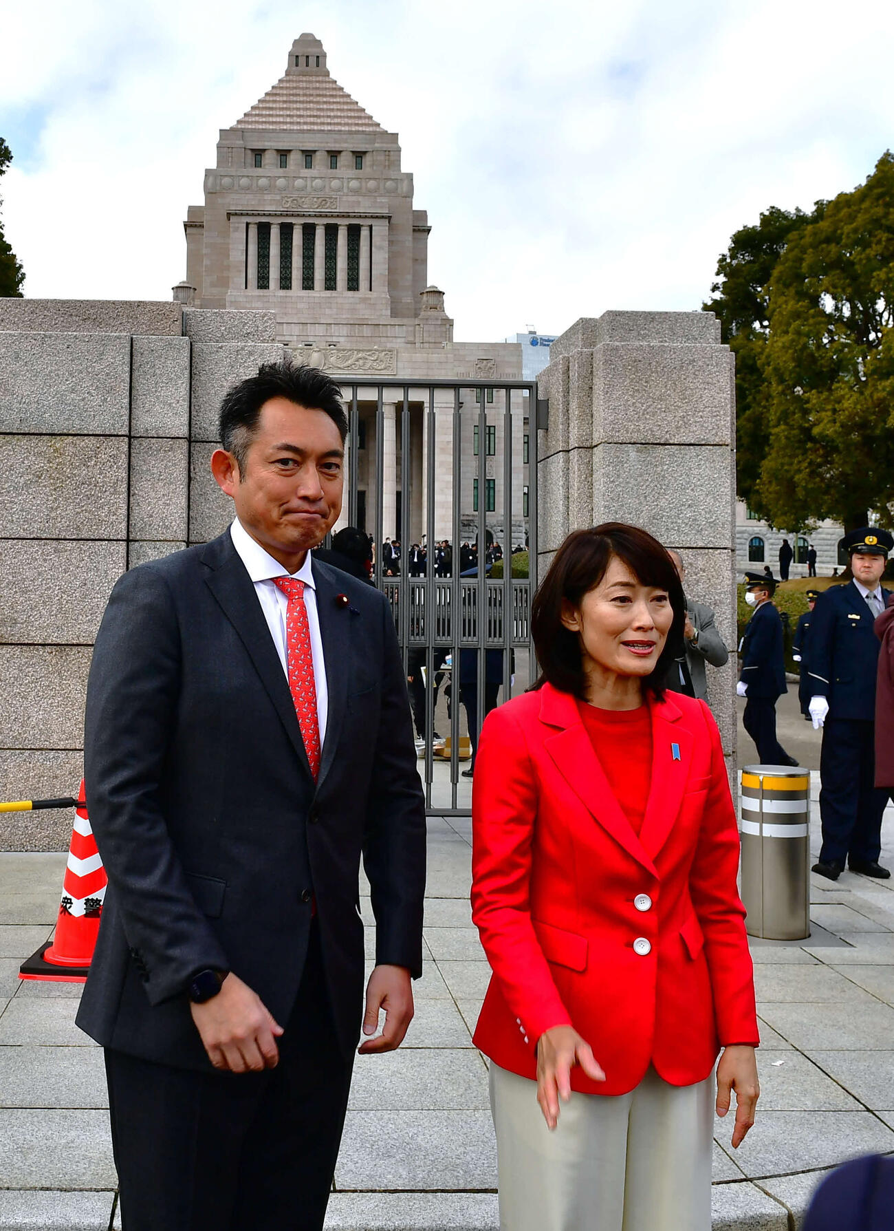 国会議事堂に初登院し、テレ朝時代の先輩でもある丸川珠代氏にあいさつした川松真一朗氏（左）（撮影・松尾幸之介）