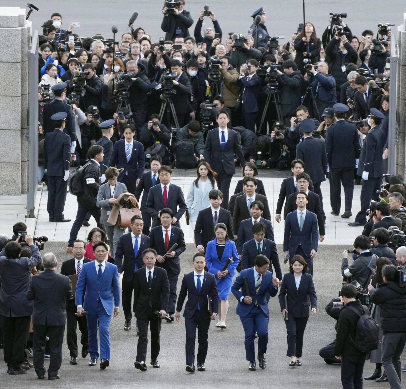 第221特別国会が召集され、登院する議員ら（共同）