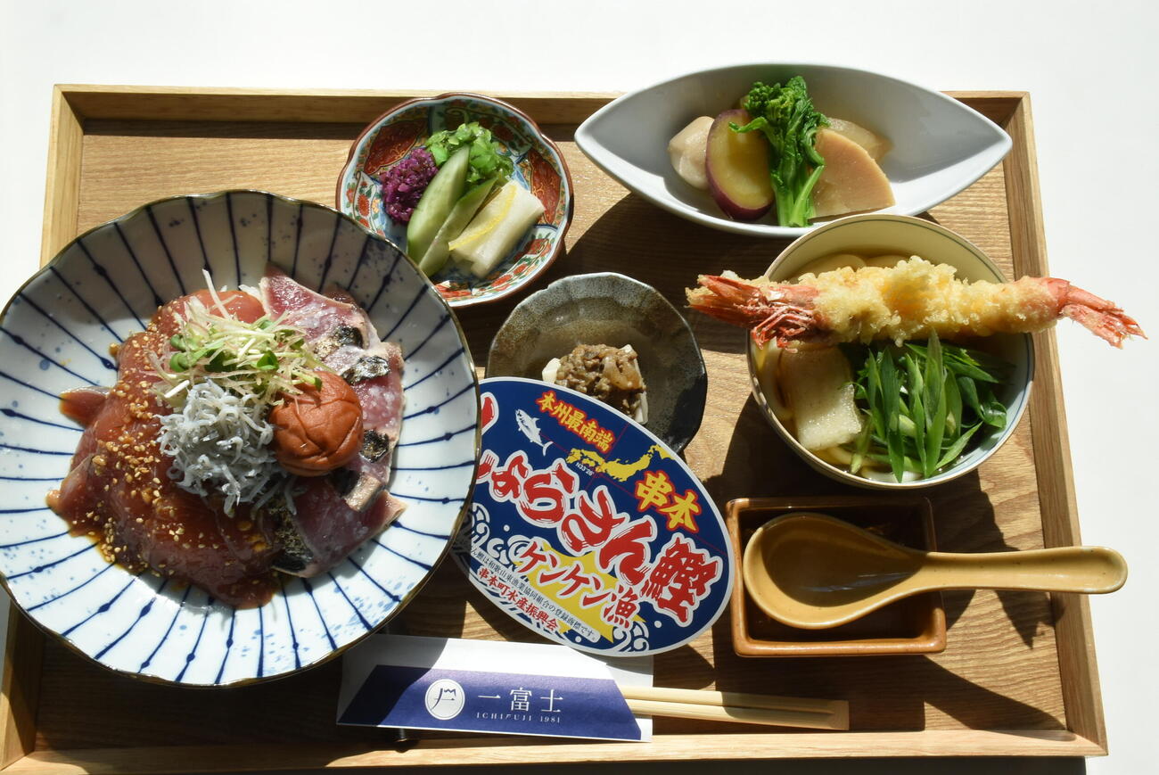 藤井聡太王将の昼食「けんけんかつお食べ比べ丼」（日本将棋連盟提供）