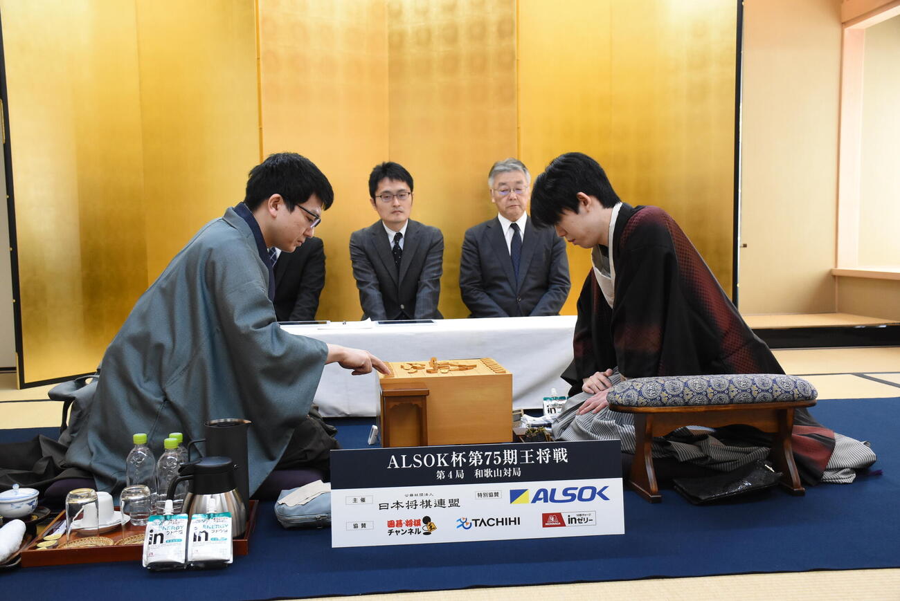 王将戦7番勝負第4局2日目に臨んだ藤井聡太王将（右）永瀬拓矢九段（日本将棋連盟提供）