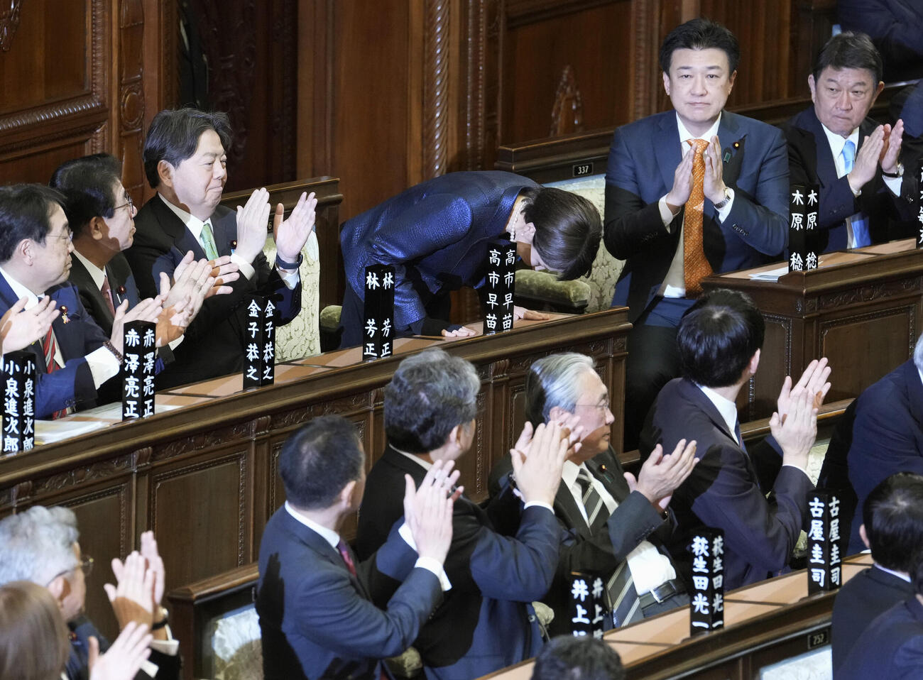 衆院本会議で第105代首相に指名され、一礼する高市早苗首相（共同）
